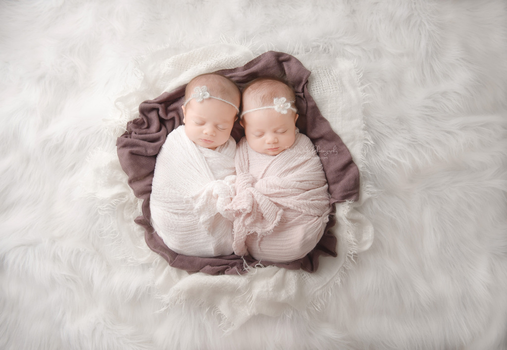 identical twin girls! 6 week old sisters
